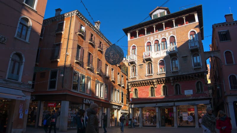 Venise Italie 18 janvier 2025 : Des gens qui marchent clips vidéos
