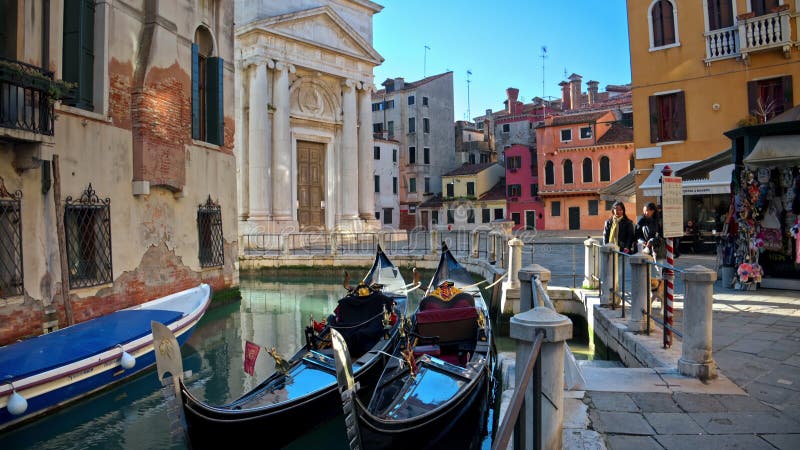 Venise Italie 10 janvier 2025 : Gondolas amarré banque de vidéos