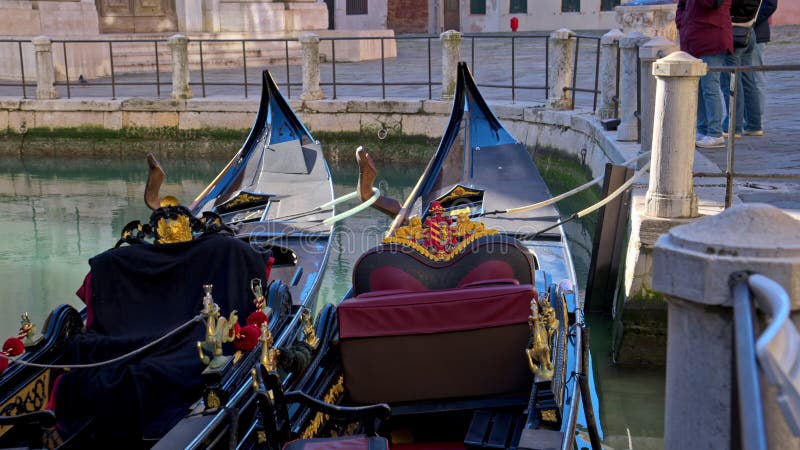Venise Italie 10 janvier 2025 : Gondolas amarré banque de vidéos