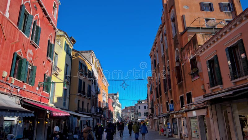 Venise Italie 10 janvier 2025 : Les gens marchent banque de vidéos