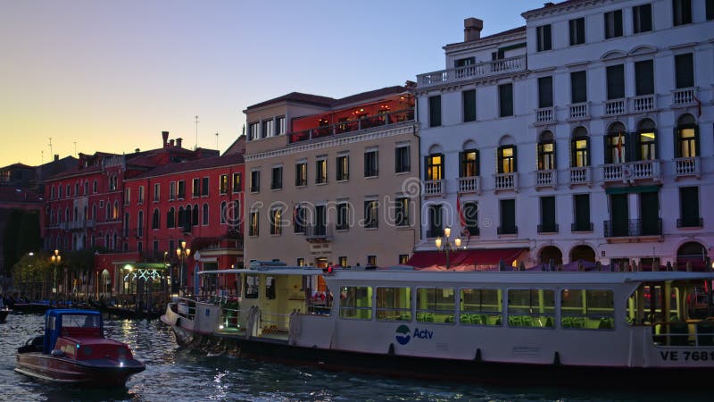 Venise Italie 10 janvier 2025 : Personnes et bateaux clips vidéos