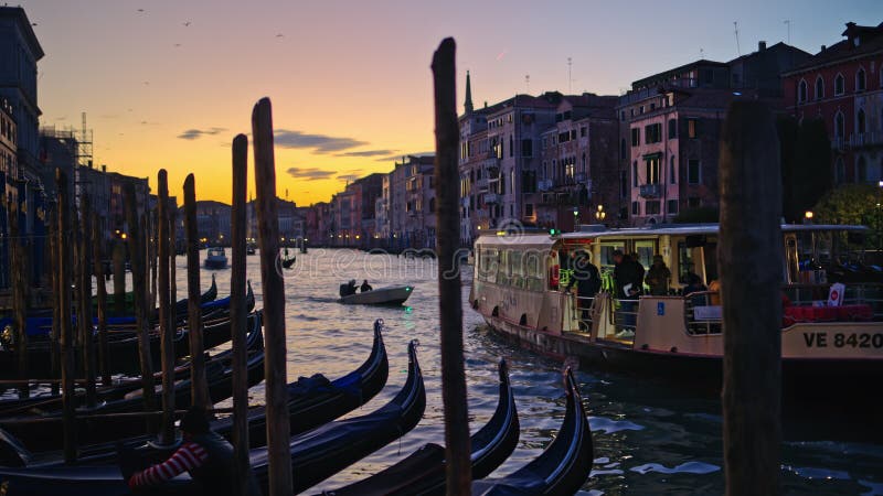 Venise Italie 18 janvier 2025 : Un bateau plein de p clips vidéos