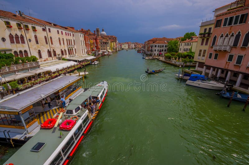 VENISE, ITALIE - 18 JUIN 2015 : Grands bateaux naviguant autour des canaux de Venise, utilisation de touristes ceci comme transpo photos stock VENISE, ITALIE - 18 JUIN 2015 : Grands bateaux naviguant autour des canaux de Venise, utilisation de touristes ceci comme transpo photos stock