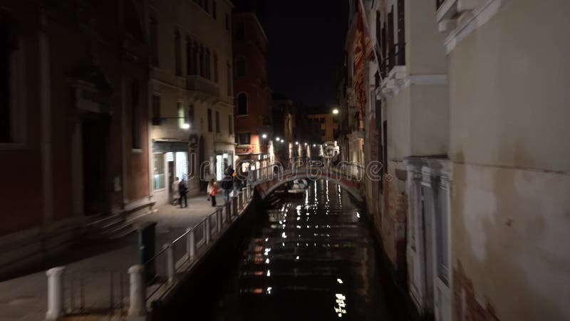 Venise italie 8 novembre 2024 : vue sur les canaux de citys le soir clips vidéos