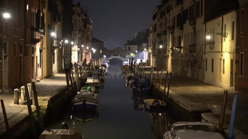 Venise italie 8 novembre 2024 : vue sur les canaux de citys le soir clips vidéos
