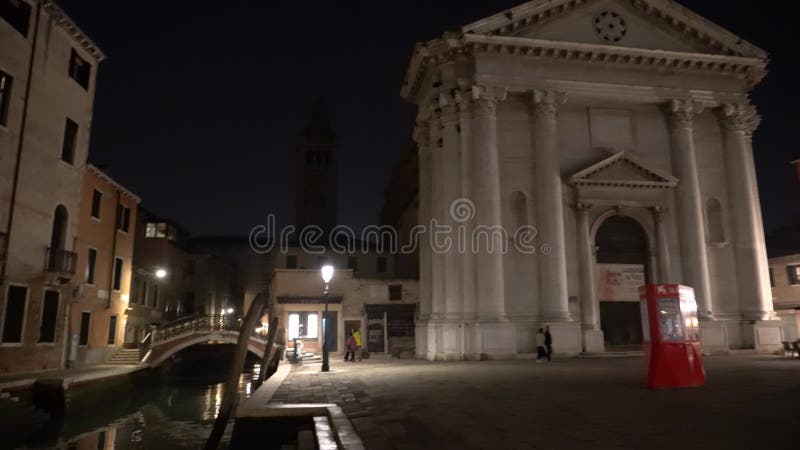 Venise italie 8 novembre 2024 : vue sur les canaux de citys le soir clips vidéos