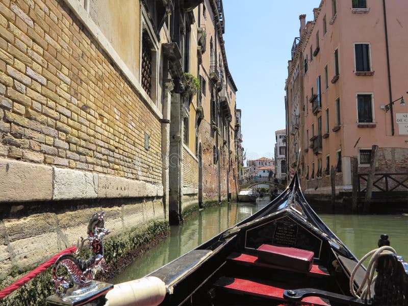 20 06 2017, Venise, Italie : Vue de gondole aux bâtiments historiques et aux canaux photographie stock 20 06 2017, Venise, Italie : Vue de gondole aux bâtiments historiques et aux canaux photographie stock