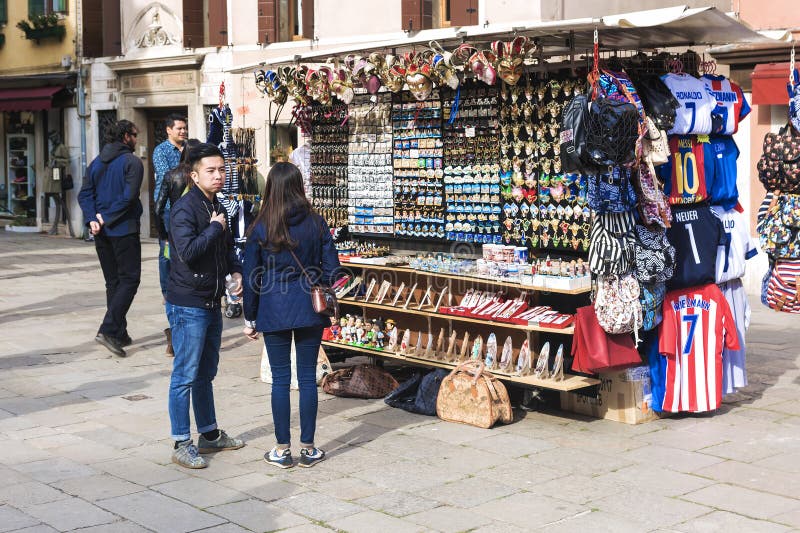 Venise L'ITALIE 19 AVRIL 2017 : les touristes ach?tent des souvenirs sur la rue ? Venise photos stock Venise L'ITALIE 19 AVRIL 2017 : les touristes ach?tent des souvenirs sur la rue ? Venise photos stock
