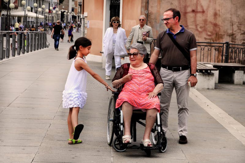VENISE, MESTRE- 29 juin 2014 : Grand-mère handicapée dans un wheelcha images stock VENISE, MESTRE- 29 juin 2014 : Grand-mère handicapée dans un wheelcha images stock