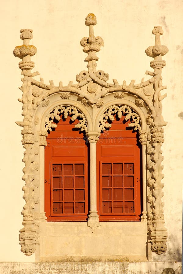 Venster in Manueline-stijl. Nationaal Paleis. Sintra. Portugal royalty-vrije stock afbeeldingen Venster in Manueline-stijl. Nationaal Paleis. Sintra. Portugal royalty-vrije stock afbeeldingen