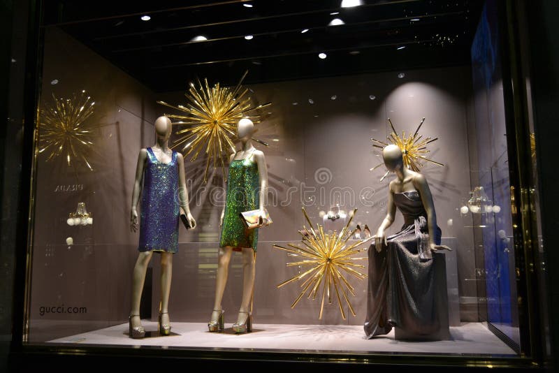 Venster van de Gucci-manierboutique voor de Kerstmisvakantie die wordt verfraaid royalty-vrije stock fotografie Venster van de Gucci-manierboutique voor de Kerstmisvakantie die wordt verfraaid royalty-vrije stock fotografie