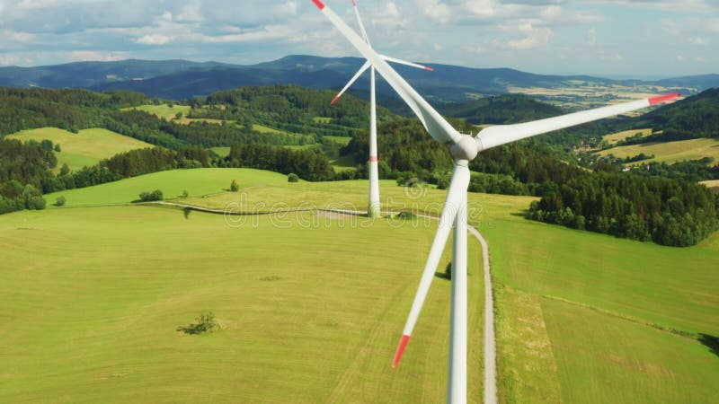 girouettes et éoliennes qui tournent au vent