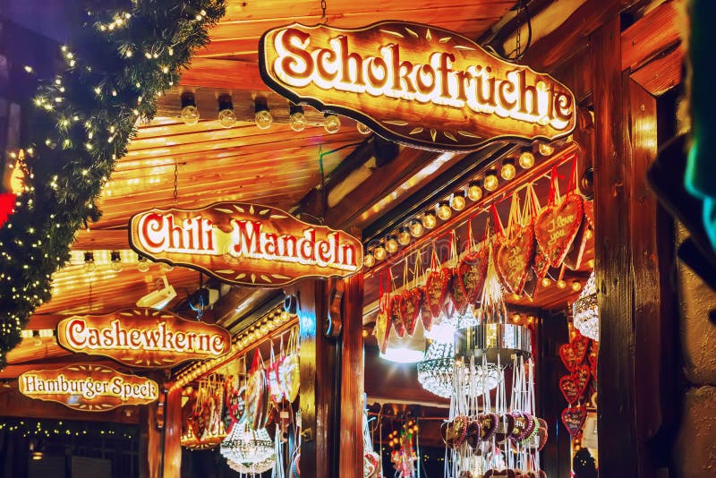 Venta de dulces tradicionales en el mercado alemán de la Navidad Hamburgo, Alemania fotografía de archivo libre de regalías Venta de dulces tradicionales en el mercado alemán de la Navidad Hamburgo, Alemania fotografía de archivo libre de regalías
