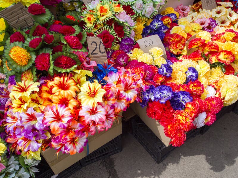 Venta De Flores De Plástico De Colores En El Mercado Callejero Imagen de  archivo - Imagen de falso, adorne: 207923955