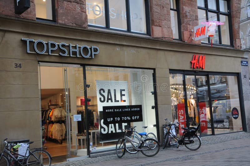 VENTA EN LAS TIENDAS AL POR MENOR DE LA CADENA H&M DE TOPSHOP Y DE SEDISH foto de archivo VENTA EN LAS TIENDAS AL POR MENOR DE LA CADENA H&M DE TOPSHOP Y DE SEDISH foto de archivo