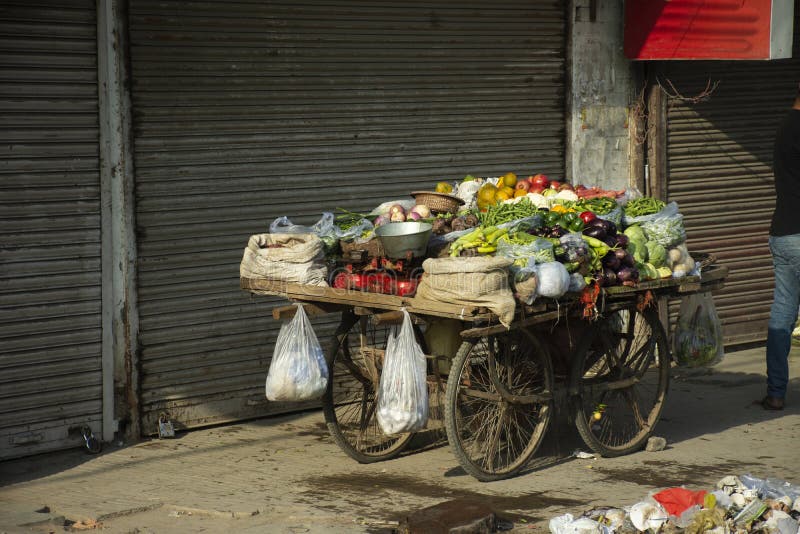 Empaquetado y colorida fruta fresca aparece en un carro de los vendedores  callejeros de la Ciudad de México Fotografía de stock - Alamy