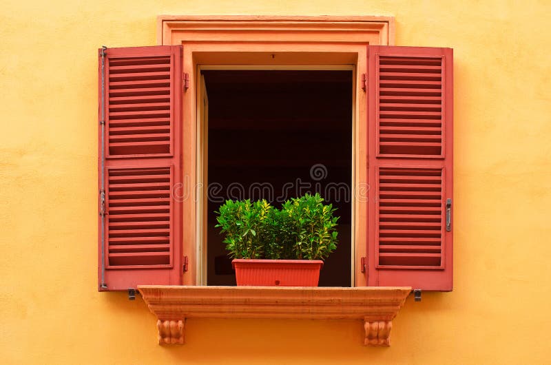Ventana abierta en la pared amarilla fotografía de archivo libre de regalías Ventana abierta en la pared amarilla fotografía de archivo libre de regalías