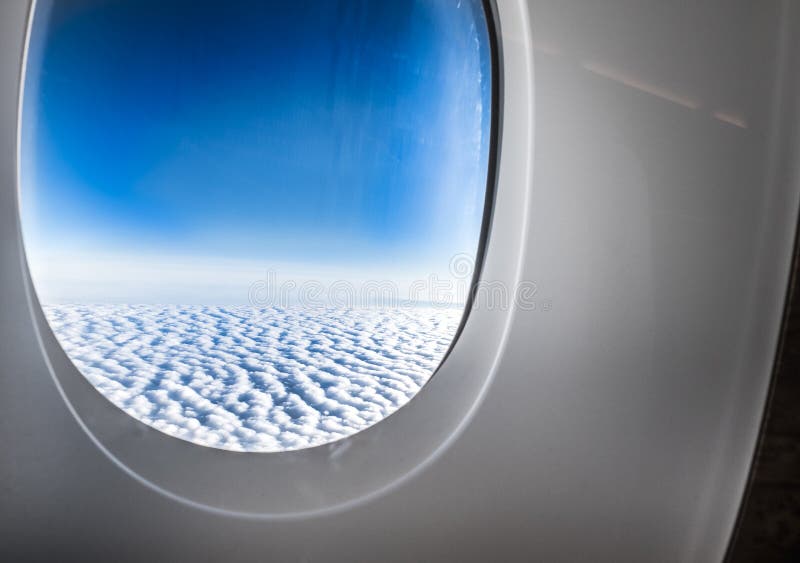 Ventana al volar vea a través en la nube y el cielo azul, Tr del aeroplano imágenes de archivo libres de regalías Ventana al volar vea a través en la nube y el cielo azul, Tr del aeroplano imágenes de archivo libres de regalías