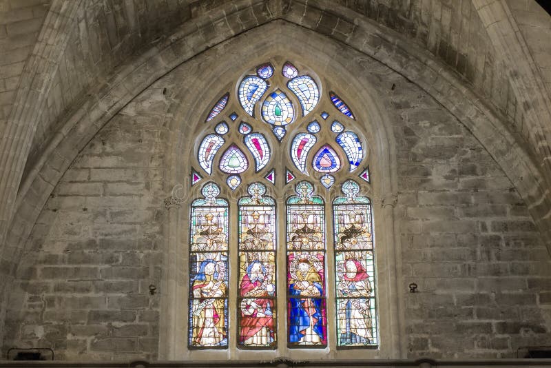 Ventana colorida gótica del mosaico en iglesia foto de archivo Ventana colorida gótica del mosaico en iglesia foto de archivo