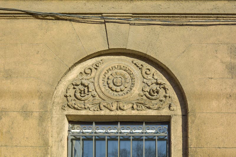 Ventana con el moldeado del estuco con el ornamento de la flor arriba imagen de archivo libre de regalías Ventana con el moldeado del estuco con el ornamento de la flor arriba imagen de archivo libre de regalías