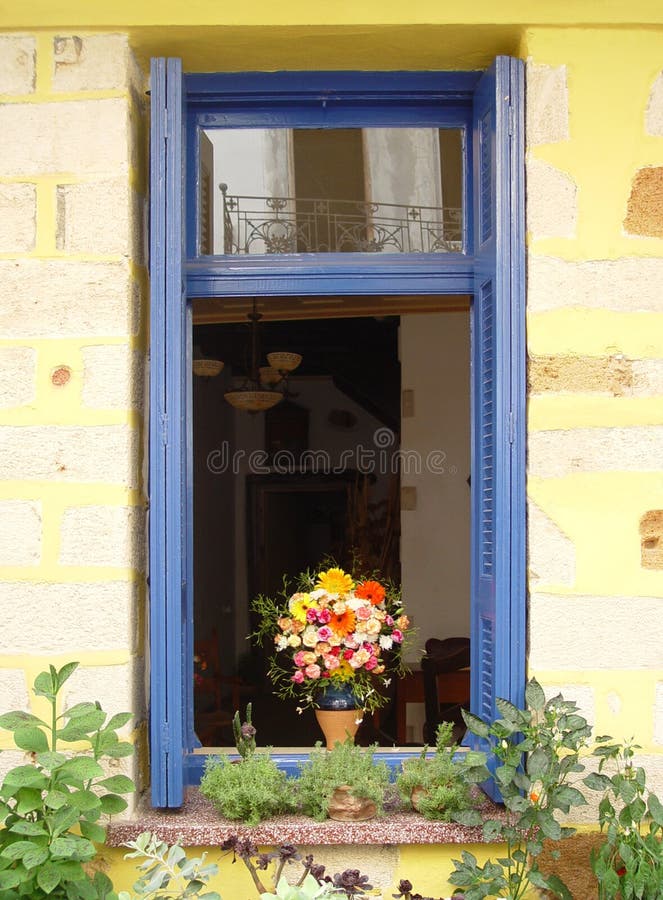 Ventana con una flor fotografía de archivo libre de regalías Ventana con una flor fotografía de archivo libre de regalías