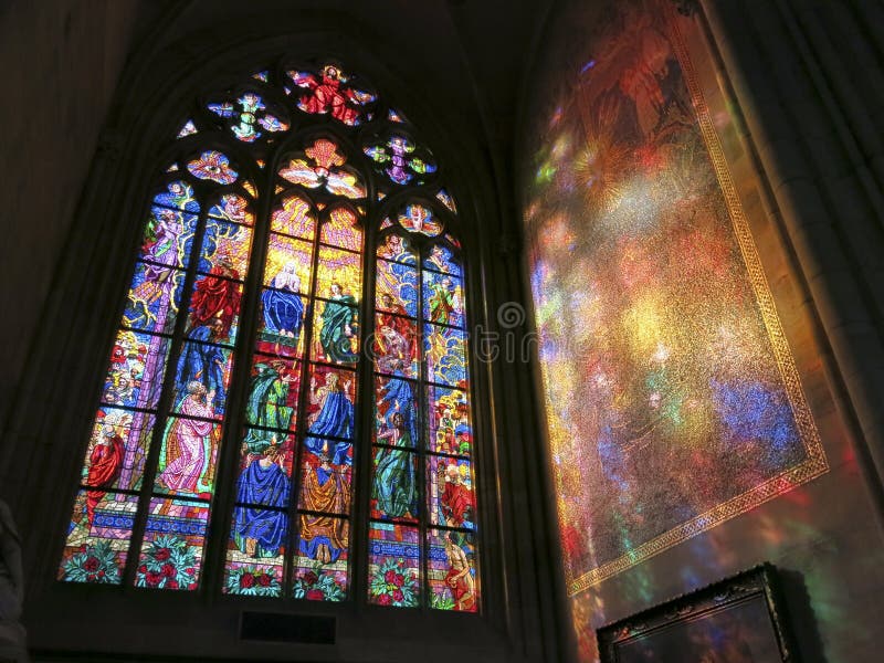 Ventana de cristal manchada en una iglesia foto de archivo libre de regalías Ventana de cristal manchada en una iglesia foto de archivo libre de regalías