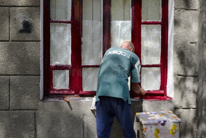 Cuna Sostener nadie Ventana De La Pintura Del Hombre De Su Casa En Exterior Del Color Rojo En  La Calle Foto editorial - Imagen de exterior, ucrania: 150505721