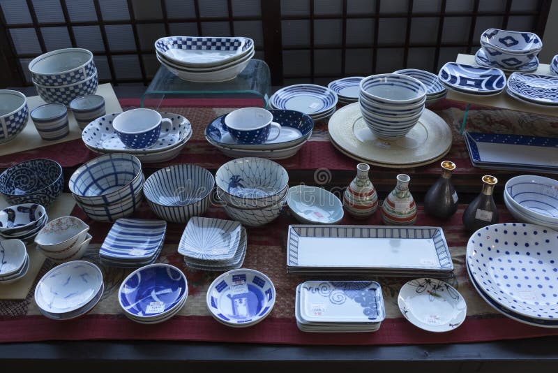 Ventana de la tienda con las mercancías de Arita, porcelana japonesa, hecha en el área alrededor de la ciudad Arita imagen de archivo Ventana de la tienda con las mercancías de Arita, porcelana japonesa, hecha en el área alrededor de la ciudad Arita imagen de archivo