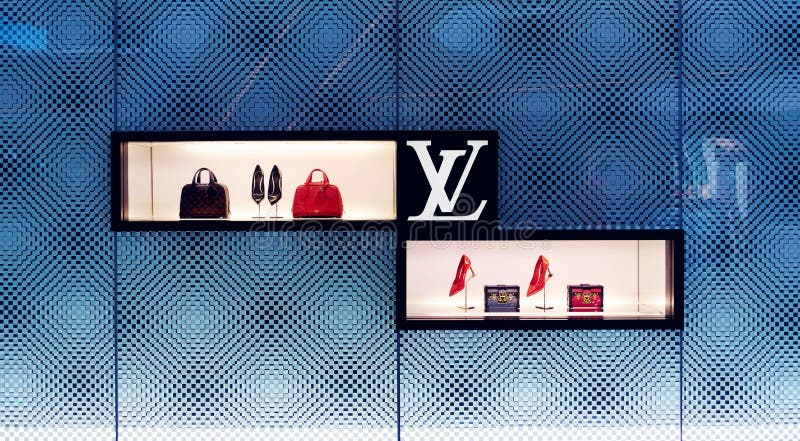 Ventana De Tienda De Louis Vuitton Imagen editorial - Imagen de cuero,  rojo: 50753540