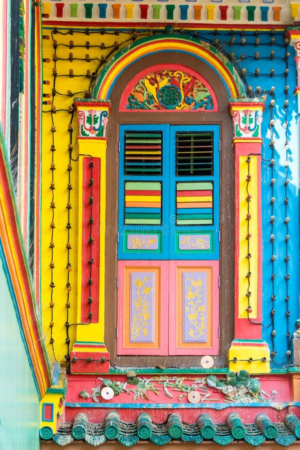 Ventana de madera colorida Edificio de arquitectura colonial retro estilo casa y estilo vintage vivo en Little India, Singapur imagen de archivo Ventana de madera colorida Edificio de arquitectura colonial retro estilo casa y estilo vintage vivo en Little India, Singapur imagen de archivo