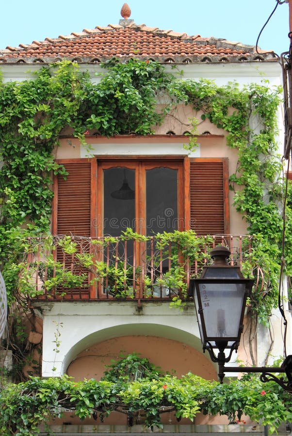 Ventana de madera con hiedra imagen de archivo libre de regalías Ventana de madera con hiedra imagen de archivo libre de regalías