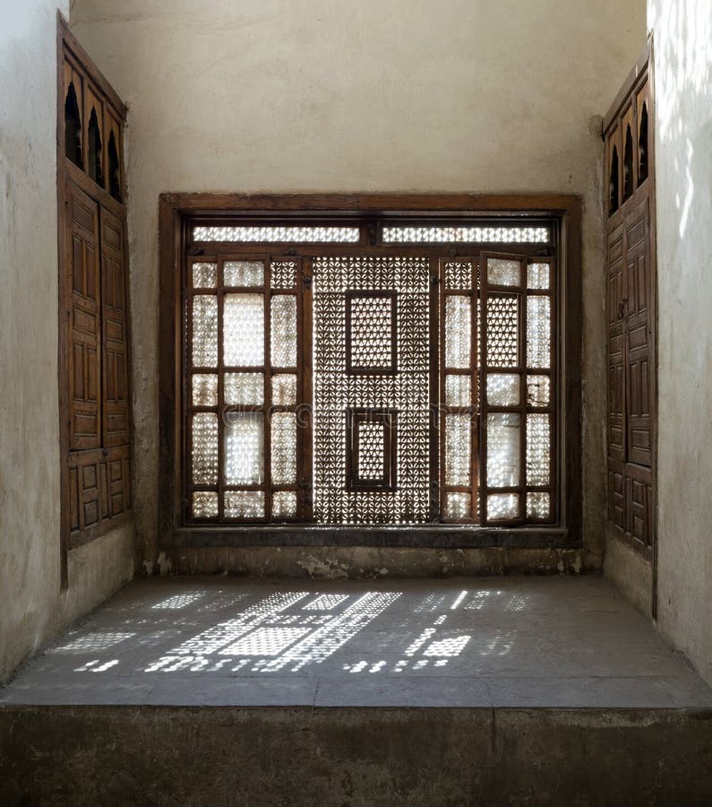 Ventana de madera interpolada Mashrabiya con el sofá incorporado foto de archivo Ventana de madera interpolada Mashrabiya con el sofá incorporado foto de archivo