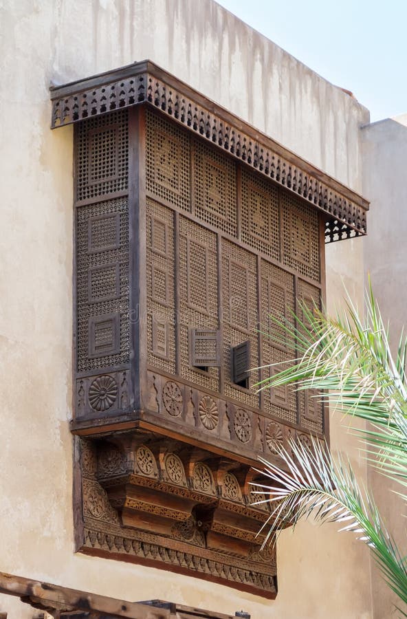Ventana de mirador del estilo de la era de Mamluk cubierta por la rejilla de madera interpolada - Mashrabiya - en la pared de pie imágenes de archivo libres de regalías Ventana de mirador del estilo de la era de Mamluk cubierta por la rejilla de madera interpolada - Mashrabiya - en la pared de pie imágenes de archivo libres de regalías