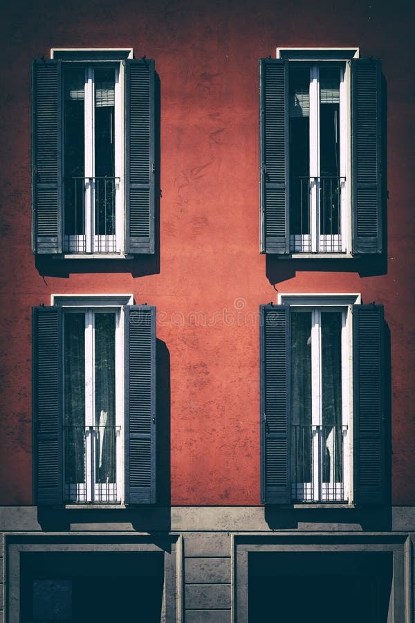 Ventana del vintage Ventana italiana clásica milano Italia Casa, hogar, al aire libre Edificio viejo imágenes de archivo libres de regalías Ventana del vintage Ventana italiana clásica milano Italia Casa, hogar, al aire libre Edificio viejo imágenes de archivo libres de regalías