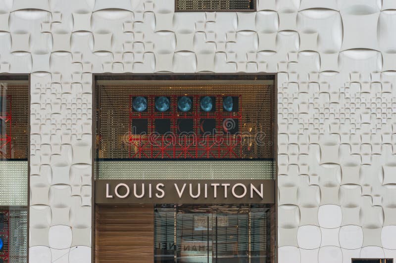 Ventana De Tienda De Louis Vuitton Imagen editorial - Imagen de cuero,  rojo: 50753540