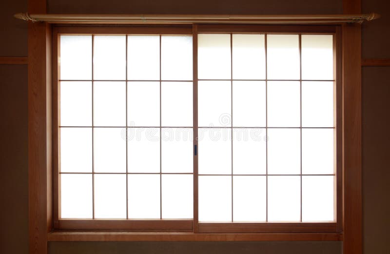 Ventana japonesa tradicional del papel de arroz con deslizar el marco de madera imágenes de archivo libres de regalías Ventana japonesa tradicional del papel de arroz con deslizar el marco de madera imágenes de archivo libres de regalías