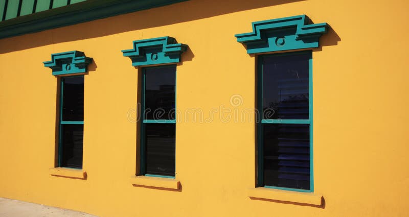 Ventana tres en la pared amarilla foto de archivo Ventana tres en la pared amarilla foto de archivo