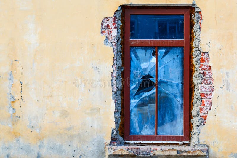 Ventana vieja del agolpamiento en un edificio viejo abandonado Ventana quebrada en la pared amarilla Pared vieja y sucia del inte imagen de archivo Ventana vieja del agolpamiento en un edificio viejo abandonado Ventana quebrada en la pared amarilla Pared vieja y sucia del inte imagen de archivo