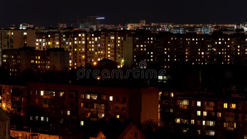 Ventanas de ciudad de timelapse en la casa. el intervalo nocturno de la luz en las ventanas de un edificio de varios pisos en una