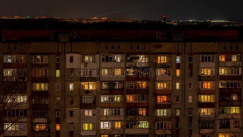 Ventanas de ciudad de timelapse en la casa. el intervalo nocturno de luz en las ventanas de una construcción de varios pisos en un