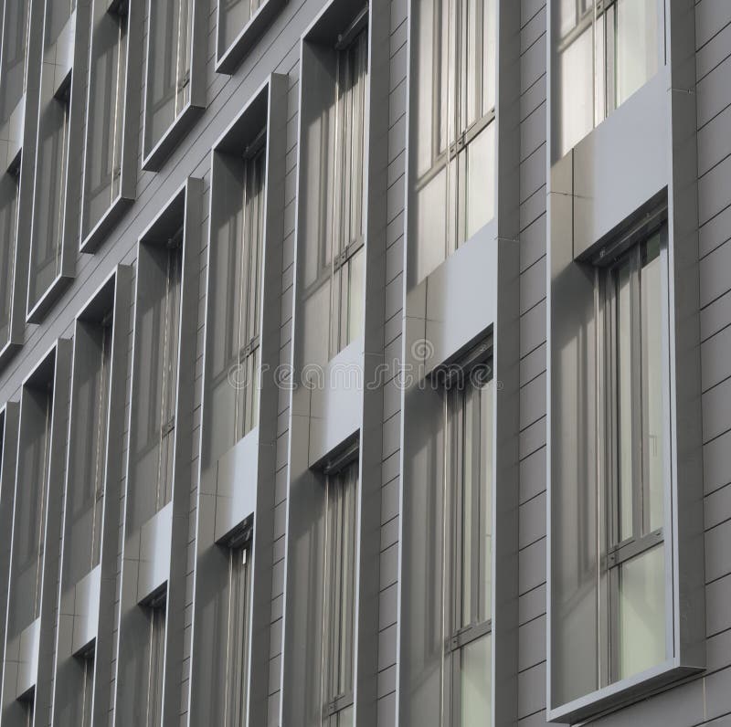 Ventanas de los gris plateados del detalle arquitectónico del edificio moderno foto de archivo Ventanas de los gris plateados del detalle arquitectónico del edificio moderno foto de archivo