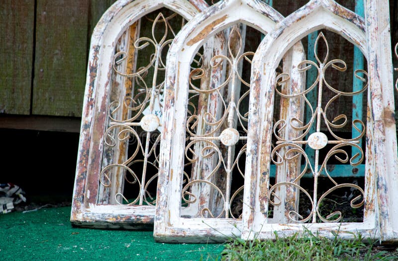 Ventanas de madera arqueadas en una yarda del salvamento fotografía de archivo libre de regalías Ventanas de madera arqueadas en una yarda del salvamento fotografía de archivo libre de regalías
