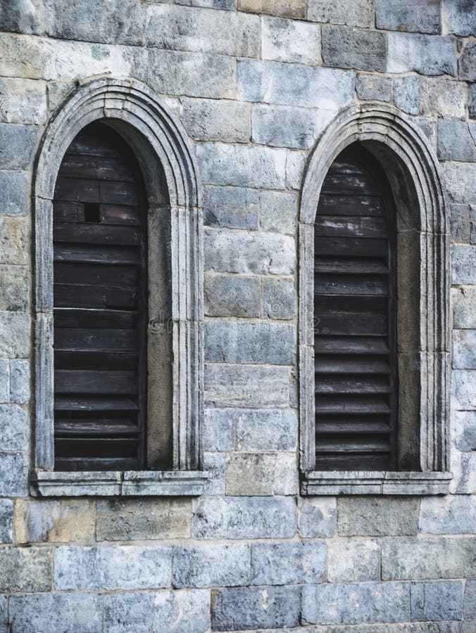 Ventanas de madera en la pared del castillo fotografía de archivo libre de regalías Ventanas de madera en la pared del castillo fotografía de archivo libre de regalías