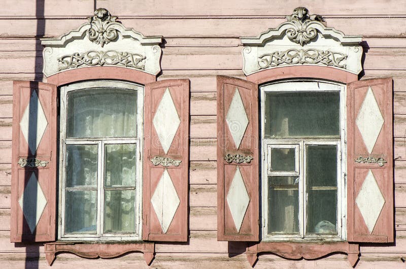 Ventanas Decorativas De Madera Talladas De La Decoración Del Cordón Casa De  Madera Vieja Imagen de archivo - Imagen de arte, tomsk: 86243677