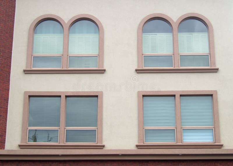 Ventanas del arco de la pared del estuco del edificio concreto de la casa imagenes de archivo Ventanas del arco de la pared del estuco del edificio concreto de la casa imagenes de archivo