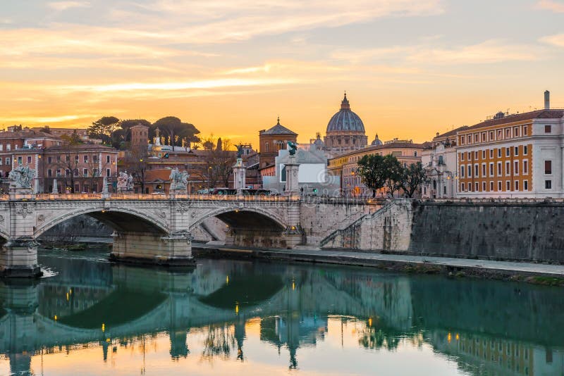 Ventanas viejas hermosas en Roma (Italia) B?veda del Vaticano del santo Peter Basilica o San Pietro y Sant ?Angelo Bridge sobre e imágenes de archivo libres de regalías Ventanas viejas hermosas en Roma (Italia) B?veda del Vaticano del santo Peter Basilica o San Pietro y Sant ?Angelo Bridge sobre e imágenes de archivo libres de regalías
