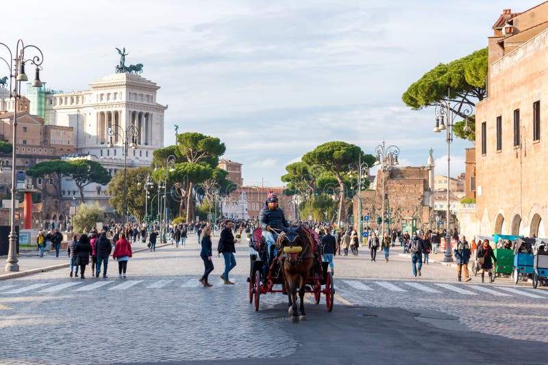 Ventanas viejas hermosas en Roma (Italia) 3 de diciembre de 2017 Opinión hermosa del paisaje urbano de Roma foto de archivo libre de regalías Ventanas viejas hermosas en Roma (Italia) 3 de diciembre de 2017 Opinión hermosa del paisaje urbano de Roma foto de archivo libre de regalías