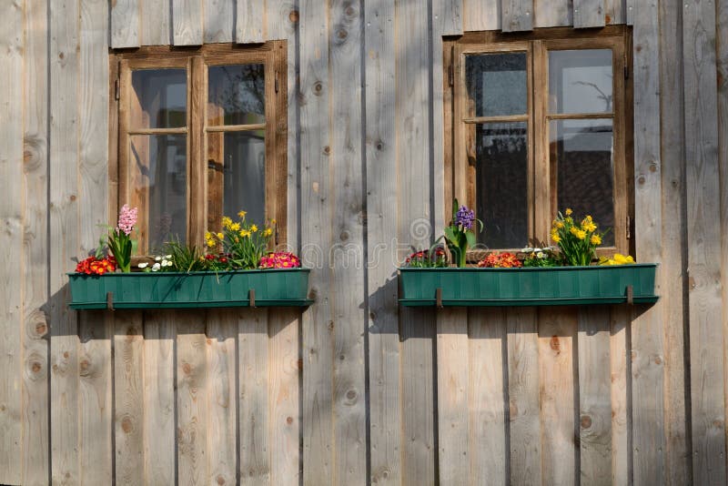 Fachada De Madera De Una Casa Decorativa Rústica Con Lirios De Flores De  Jardín Debajo De La Ventana. Fotos, retratos, imágenes y fotografía de  archivo libres de derecho. Image 174337363