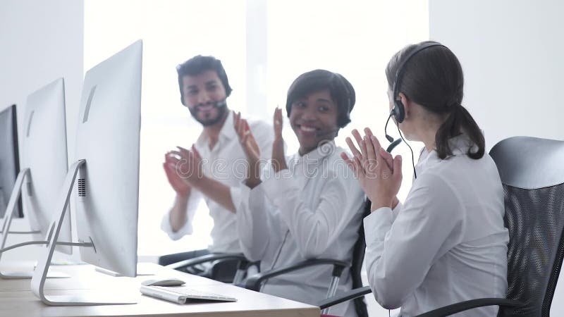 Ventas del centro de atención telefónica Operador feliz de la mujer después del trato acertado almacen de metraje de vídeo
