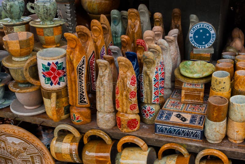 Vente d'artisanat sur un march? public sur la rue Ville d'Ouro Preto en Minas Gerais, Br?sil images stock Vente d'artisanat sur un march? public sur la rue Ville d'Ouro Preto en Minas Gerais, Br?sil images stock